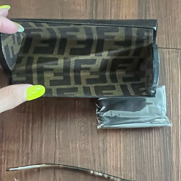 Tortoise Fendi Frames - NEW - Comes w Original Case and Cleaning Cloth Unopened - Picture 4 of 6